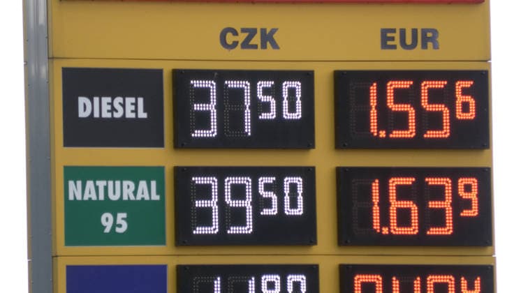 Tanktourismus in Tschechien Ð Sprit bis zu 80 Cent je Liter billiger Aktuell läuft der Tanktourismus auf Höchstform auf. Auf Grund des Iran-Kriegs stieg der Ölpreis. Autofahrer merkten dies vor allem an den Zapfsäulen in Deutschland. Deutlich über 2,30 Euro kostet der Liter Diesel in Deutschland. Der Tanktourismus boomt dadurch. An den günstigeren Tankstellen kostet der Liter Diesel 1,55 Euro, der Liter Benzin nur 1,63 Euro. Das sind aktuell bis zu 80 Cent Unterschied. Das macht sich deutlich in der Geldbörse bemerkbar. Tanktouristen nahmen dabei eine weite Anreise in Kauf, kamen u.a. aus Leipzig. Tschechien hat auf Grund einer gesetzlichen Regelung aktuell mitunter die günstigsten Benzinpreise in Mitteleuropa. Autofahrer mussten in Spitzen