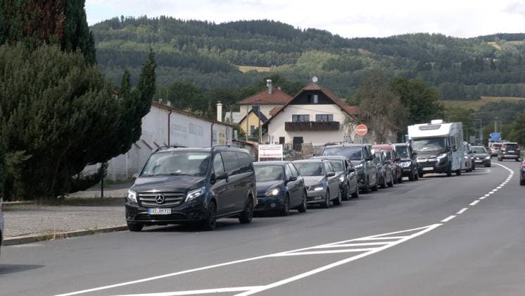 Tanktourismus in Tschechien Ð Sprit bis zu 80 Cent je Liter billiger Aktuell läuft der Tanktourismus auf Höchstform auf. Auf Grund des Iran-Kriegs stieg der Ölpreis. Autofahrer merkten dies vor allem an den Zapfsäulen in Deutschland. Deutlich über 2,30 Euro kostet der Liter Diesel in Deutschland. Der Tanktourismus boomt dadurch. An den günstigeren Tankstellen kostet der Liter Diesel 1,55 Euro, der Liter Benzin nur 1,63 Euro. Das sind aktuell bis zu 80 Cent Unterschied. Das macht sich deutlich in der Geldbörse bemerkbar. Tanktouristen nahmen dabei eine weite Anreise in Kauf, kamen u.a. aus Leipzig. Tschechien hat auf Grund einer gesetzlichen Regelung aktuell mitunter die günstigsten Benzinpreise in Mitteleuropa. Autofahrer mussten in Spitzen