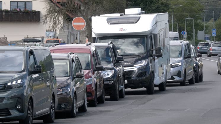 Tanktourismus in Tschechien Ð Sprit bis zu 80 Cent je Liter billiger Aktuell läuft der Tanktourismus auf Höchstform auf. Auf Grund des Iran-Kriegs stieg der Ölpreis. Autofahrer merkten dies vor allem an den Zapfsäulen in Deutschland. Deutlich über 2,30 Euro kostet der Liter Diesel in Deutschland. Der Tanktourismus boomt dadurch. An den günstigeren Tankstellen kostet der Liter Diesel 1,55 Euro, der Liter Benzin nur 1,63 Euro. Das sind aktuell bis zu 80 Cent Unterschied. Das macht sich deutlich in der Geldbörse bemerkbar. Tanktouristen nahmen dabei eine weite Anreise in Kauf, kamen u.a. aus Leipzig. Tschechien hat auf Grund einer gesetzlichen Regelung aktuell mitunter die günstigsten Benzinpreise in Mitteleuropa. Autofahrer mussten in Spitzen