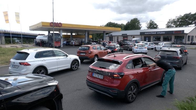 Tanktourismus in Tschechien Ð Sprit bis zu 80 Cent je Liter billiger Aktuell läuft der Tanktourismus auf Höchstform auf. Auf Grund des Iran-Kriegs stieg der Ölpreis. Autofahrer merkten dies vor allem an den Zapfsäulen in Deutschland. Deutlich über 2,30 Euro kostet der Liter Diesel in Deutschland. Der Tanktourismus boomt dadurch. An den günstigeren Tankstellen kostet der Liter Diesel 1,55 Euro, der Liter Benzin nur 1,63 Euro. Das sind aktuell bis zu 80 Cent Unterschied. Das macht sich deutlich in der Geldbörse bemerkbar. Tanktouristen nahmen dabei eine weite Anreise in Kauf, kamen u.a. aus Leipzig. Tschechien hat auf Grund einer gesetzlichen Regelung aktuell mitunter die günstigsten Benzinpreise in Mitteleuropa. Autofahrer mussten in Spitzen