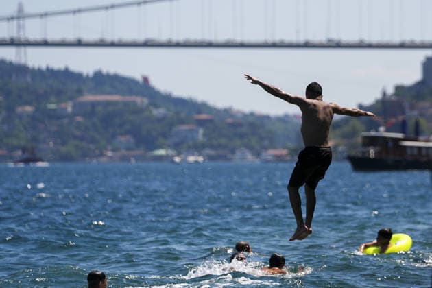 People cool off at Emirgan coast amid summer heatwave in Istanbul ISTANBUL, TURKIYE - JULY 19: People swim and cool off in the waters of the Bosporus at the Emirgan coast in the Sariyer district of Istanbul, Turkiye, on July 19, 2026. Choked by sweltering summer temperatures hitting the city, locals and visitors flocked to the coastal parks and beaches to seek relief from the intense heat wave. Arife Karakum Anadolu Istanbul Turkey. Editorial use only. Please get in touch for any other usage.  Copyright: x2026xAnadoluxArifexKarakumx