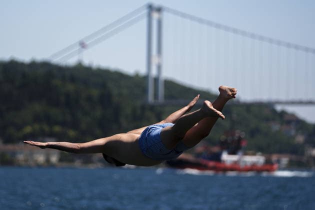People cool off at Emirgan coast amid summer heatwave in Istanbul ISTANBUL, TURKIYE - JULY 19: People swim and cool off in the waters of the Bosporus at the Emirgan coast in the Sariyer district of Istanbul, Turkiye, on July 19, 2026. Choked by sweltering summer temperatures hitting the city, locals and visitors flocked to the coastal parks and beaches to seek relief from the intense heat wave. Arife Karakum Anadolu Istanbul Turkey. Editorial use only. Please get in touch for any other usage.  Copyright: x2026xAnadoluxArifexKarakumx