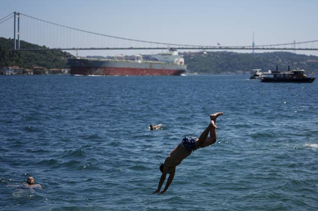 People cool off at Emirgan coast amid summer heatwave in Istanbul ISTANBUL, TURKIYE - JULY 19: People swim and cool off in the waters of the Bosporus at the Emirgan coast in the Sariyer district of Istanbul, Turkiye, on July 19, 2026. Choked by sweltering summer temperatures hitting the city, locals and visitors flocked to the coastal parks and beaches to seek relief from the intense heat wave. Arife Karakum Anadolu Istanbul Turkey. Editorial use only. Please get in touch for any other usage.  Copyright: x2026xAnadoluxArifexKarakumx