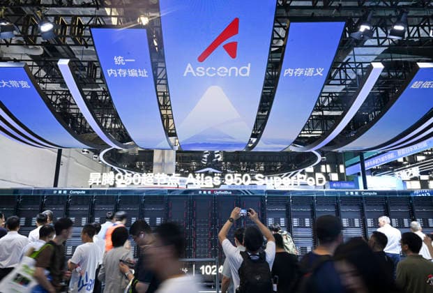 (260719) -- SHANGHAI, July 19, 2026 -- People view the Atlas 950 SuperPoD of Huawei displayed during the 2026 World AI Conference and High-Level Meeting on Global AI Governance in Shanghai, east China, July 19, 2026. The 2026 World AI Conference (WAIC) and High-Level Meeting on Global AI Governance opened here on Friday. A group of domestic supernode products draw public attentions during the event. ) CHINA-SHANGHAI-WORLD AI CONFERENCE-DOMESTIC AI SUPERNODES (CN) ChenxHaoming 