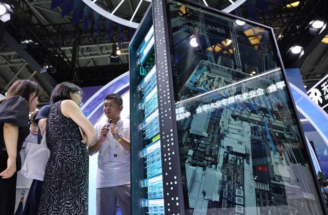 (260719) -- SHANGHAI, July 19, 2026 -- A staff member introduces the supernode server CRS6000S to visitors during the 2026 World AI Conference and High-Level Meeting on Global AI Governance in Shanghai, east China, July 19, 2026. The 2026 World AI Conference (WAIC) and High-Level Meeting on Global AI Governance opened here on Friday. A group of domestic supernode products draw public attentions during the event. ) CHINA-SHANGHAI-WORLD AI CONFERENCE-DOMESTIC AI SUPERNODES (CN) FangxZhe 