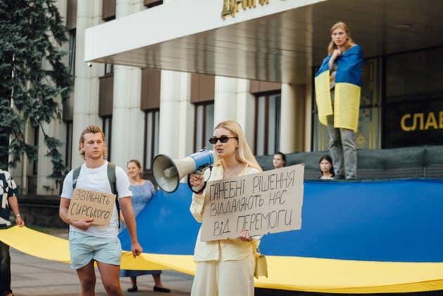 July 18, 2026, Dnipro, Dnipropetrovsk Oblast, Ukraine: Demonstrators holding banners rallied to protest the resignation of Ukrainian Defence Minister Mykhailo Fedorov. After President Zelenskyy announced a government reshuffle on July 12, Defence Minister Mykhailo Fedorov resigned on July 15. His departure triggered nationwide protests, with crowds urging the President to keep Fedorov in office. Dnipro Ukraine  - ZUMAp259 20260718_zip_p259_018 Copyright: xDenxPolyakovx