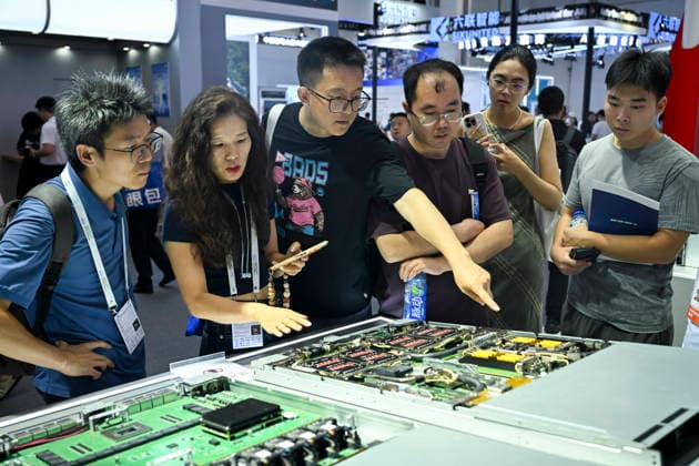 (260719) -- SHANGHAI, July 19, 2026 -- People visit the booth of Enflame Technology during the 2026 World AI Conference and High-Level Meeting on Global AI Governance in Shanghai, east China, July 19, 2026. The 2026 World AI Conference (WAIC) and High-Level Meeting on Global AI Governance opened here on Friday. A group of domestic supernode products draw public attentions during the event. ) CHINA-SHANGHAI-WORLD AI CONFERENCE-DOMESTIC AI SUPERNODES (CN) ChenxHaoming 
