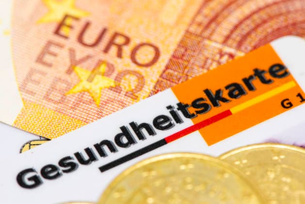 Gesundheitskarte und Krankenkasse Eine Gesundheitskarten von einer Krankenversicherung als Symbolbild für das Gesundheitssystem basierend auf gesetzlichen Krankenkassen - NUR FÜR REDAKTIONELLE VERWENDUNG -