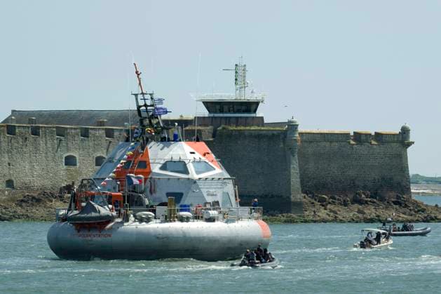 DEPARTURE FROM THE TARA POLAR STATION IN LORIENT PHOTOPQR WEST FRANCE Thierry Creux Lorient July 19, 2026 Lorient, Morbihan, July 19, 2026 Departure from the Tara Polar Station at Quai du Péristyle in Lorient, heading for Norwayto pick up equipment; then, in early September, it will land on the Arctic ice for an initial mission to study the waters and the atmosphere, serving as a permanent observatory until the end of 2027. About ten expeditions will follow. Two teams will take turns—one for the 8-month winter, 9 months, and one for the summer. Photo taken in front of the Port-Louis Citadel. Photo by Thierry Creux, Ouest-France, Lorient, France, July 19, 2026 The Tara Polar Station prepares to depart on its first Arctic mission. The drifti  Copyright: xPHOTOPQR OUESTxFRANCE MAXPPPxThierryxCreuxx 20260719OFR8333 20260719OFR8333