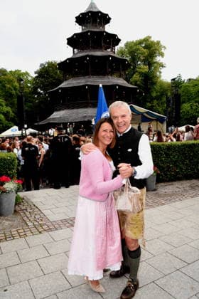 Petra Gregor Lemke Wirt Muenchen 19.07.2026 Englischer Garten am Chinesischen Turm Kocherlball Beginn 6.00 UHR Foto Muenchen *** Petra Gregor Lemke, Landlady, Munich, July 19, 2026, English Garden at the Chinese Tower, Kocherlball, starts at 6:00 a.m., Photo: Munich