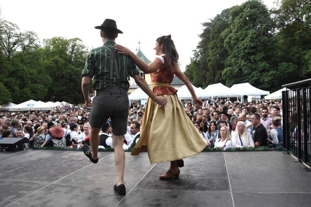 Katharina Mayer Tanzmeisterin Magnus Kaindl Tanzmeister Muenchen 19.07.2026 Englischer Garten am Chinesischen Turm Kocherlball Beginn 6.00 UHR Foto Muenchen *** Katharina Mayer, Dance Instructor; Magnus Kaindl, Dance Instructor; Munich, July 19, 2026; English Garden at the Chinese Tower; Kocherlball; Starts at 6:00 a.m.; Photo: Munich