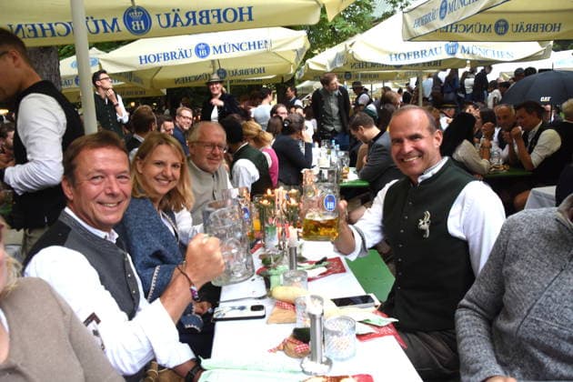 Besucher Muenchen 19.07.2026 Englischer Garten am Chinesischen Turm Kocherlball Beginn 6.00 UHR Foto Muenchen *** Visitor to Munich, July 19, 2026, English Garden at the Chinese Tower, Kocherlball, starts at 6:00 a.m., photo of Munich
