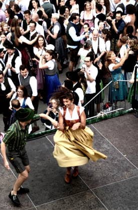 Katharina Mayer Tanzmeisterin Magnus Kaindl Tanzmeister Muenchen 19.07.2026 Englischer Garten am Chinesischen Turm Kocherlball Beginn 6.00 UHR Foto Muenchen *** Katharina Mayer, Dance Instructor; Magnus Kaindl, Dance Instructor; Munich, July 19, 2026; English Garden at the Chinese Tower; Kocherlball; Starts at 6:00 a.m.; Photo: Munich
