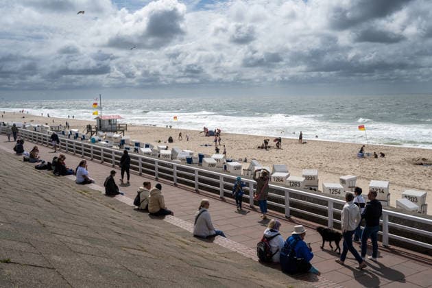 Sommer in Westerland auf Sylt 19.07.2026, Westerland --- Spaziergänger und Badegäste halten sich an der Strandpromenade und am Hauptstrand von Westerland auf Sylt auf. Wind und Wellen prägen das Wetter an der Nordseeküste. Westerland Schleswig-Holstein Deutschland *** Summer in Westerland on Sylt, July 19, 2026. Strollers and beachgoers gather along the beach promenade and on the main beach in Westerland on Sylt. Wind and waves characterize the weather along the North Sea coast in Westerland, Schleswig-Holstein, Germany.