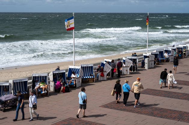 Sommer in Westerland auf Sylt 19.07.2026, Westerland --- Strandkörbe stehen am Hauptstrand von Westerland auf Sylt. Besucher genießen den Blick auf die Nordsee. Westerland Schleswig-Holstein Deutschland *** Summer in Westerland on Sylt, July 19, 2026. Beach chairs line the main beach in Westerland on Sylt. Visitors enjoy the view of the North Sea. Westerland, Schleswig-Holstein, Germany