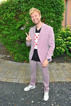 ZDF - Fernsehgarten. Zauberkünstler Marc Weide während der ZDF - Unterhaltungsshow Fernsehgarten am 19.07.2026 in Mainz. 20260719MWI135446 *** ZDF Fernsehgarten : Magician Marc Weide during the ZDF entertainment show Fernsehgarten on July 19, 2026, in Mainz 20260719MWI135446