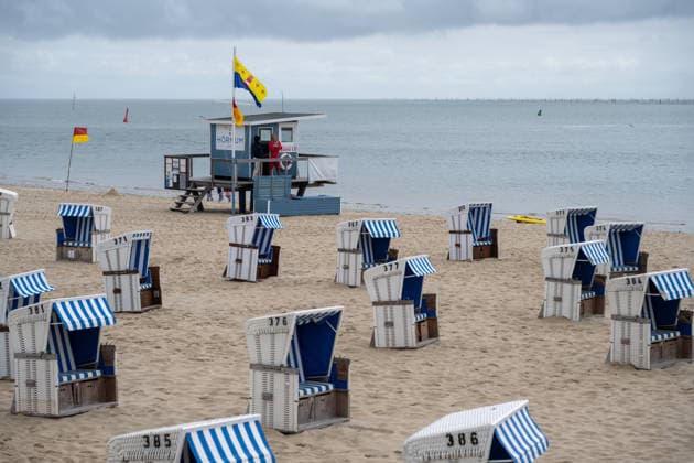 Hörnum auf Sylt 19.07.2026, Hörnum --- Strandkörbe stehen am Strand von Hörnum auf Sylt. Der südlichste Ort der Nordseeinsel ist ein beliebtes Urlaubsziel. Hörnum Schleswig-Holstein Deutschland *** Hörnum on Sylt, July 19, 2026. Beach chairs line the beach at Hörnum on Sylt. The southernmost town on the North Sea island is a popular vacation destination. Hörnum, Schleswig-Holstein, Germany