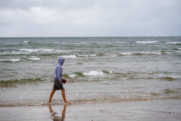 News Themen der Woche KW29 Hörnum auf Sylt 19.07.2026, Hörnum --- Ein Spaziergänger geht am Strand von Hörnum auf Sylt entlang. Wind und Wellen bestimmen das Bild an der Nordseeküste. Hörnum Schleswig-Holstein Deutschland *** Hörnum on Sylt, July 19, 2026. Hörnum: A walker strolls along the beach at Hörnum on Sylt. Wind and waves dominate the scene on the North Sea coast. Hörnum, Schleswig-Holstein, Germany