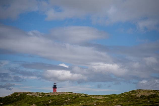 Hörnum auf Sylt 19.07.2026, Hörnum --- Der Leuchtturm Hörnum ragt über die Dünenlandschaft im Süden der Insel Sylt. Er zählt zu den Wahrzeichen des Ortes. Hörnum Schleswig-Holstein Deutschland *** Hörnum on Sylt, July 19, 2026, Hörnum: The Hörnum Lighthouse towers over the dune landscape in the southern part of the island of Sylt. It is one of the landmarks of the town of Hörnum, Schleswig-Holstein, Germany.