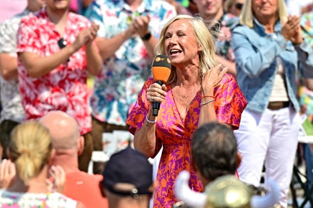 ZDF - Fernsehgarten. Fernsehmoderatorin Andrea Kiwi Kiewel während der ZDF - Unterhaltungsshow Fernsehgarten am 19.07.2026 in Mainz. 20260719MWI134664 *** ZDF Fernsehgarten TV host Andrea Kiwi Kiewel during the ZDF entertainment show Fernsehgarten on July 19, 2026, in Mainz 20260719MWI134664