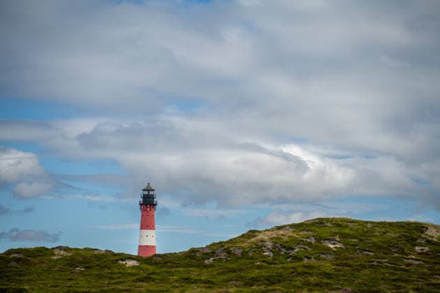 Hörnum auf Sylt 19.07.2026, Hörnum --- Der Leuchtturm Hörnum ist zwischen den Dünen der Südspitze Sylts zu sehen. Das Bauwerk prägt das Landschaftsbild. Hörnum Schleswig-Holstein Deutschland *** Hörnum on Sylt, July 19, 2026; Hörnum: The Hörnum Lighthouse can be seen among the dunes at the southern tip of Sylt. The structure is a defining feature of the landscape in Hörnum, Schleswig-Holstein, Germany.