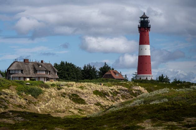Hörnum auf Sylt 19.07.2026, Hörnum --- Der Leuchtturm Hörnum steht am Rand der Dünenlandschaft auf Sylt. Das Bauwerk wurde 1907 errichtet. Hörnum Schleswig-Holstein Deutschland *** Hörnum on Sylt, July 19, 2026, Hörnum: The Hörnum Lighthouse stands on the edge of the dune landscape on Sylt. The structure was built in 1907. Hörnum, Schleswig-Holstein, Germany
