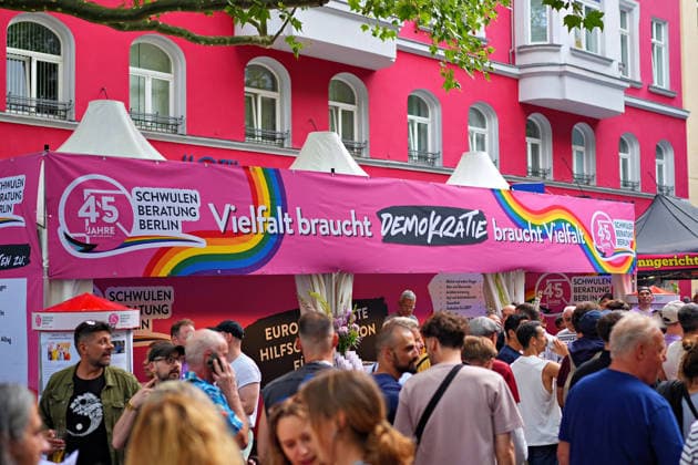 Berlin,18.07.2026,zum 32. Mal lädt der Regenbogenfonds e.V. dieses Jahr zum Lesbisch-schwulen Stadtfest ein, mitten im legendären Regenbogenkiez rund um den Nollendorfplatz in Berlin-Schöneberg. *** Berlin, July 18, 2026—For the 32nd time, the Regenbogenfonds e.V. is hosting this year’s Lesbian and Gay City Festival in the heart of the legendary Rainbow Neighborhood around Nollendorfplatz in Berlin-Schöneberg.