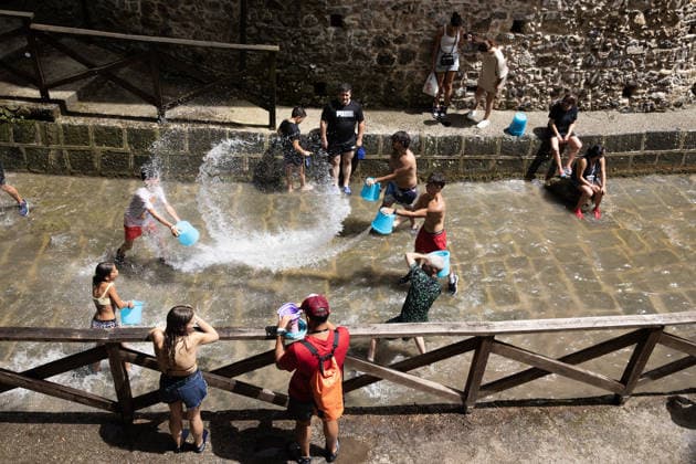 La Chiena traditional summer war with water in Italy CAMPAGNA, ITALY - JULY 19: People throw buckets of water at each other during the event called La Chiena , one of the most characteristic traditions of Campagna, near Salerno, Italy on July 19, 2026. During the summer, the waters of the Tenza River are diverted through an ancient artificial canal and made to flow along the streets of the historic center. This custom was born centuries ago with the aim of cleaning the streets from dust and waste. Iso Ekle Anadolu Campania Italy. Editorial use only. Please get in touch for any other usage.  Copyright: x2026xAnadoluxIsoxEklex