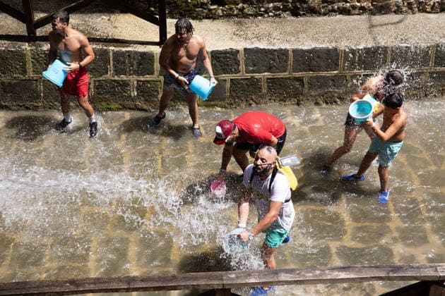 La Chiena traditional summer war with water in Italy CAMPAGNA, ITALY - JULY 19: People throw buckets of water at each other during the event called La Chiena , one of the most characteristic traditions of Campagna, near Salerno, Italy on July 19, 2026. During the summer, the waters of the Tenza River are diverted through an ancient artificial canal and made to flow along the streets of the historic center. This custom was born centuries ago with the aim of cleaning the streets from dust and waste. Iso Ekle Anadolu Campania Italy. Editorial use only. Please get in touch for any other usage.  Copyright: x2026xAnadoluxIsoxEklex