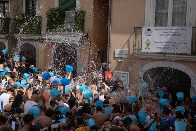 La Chiena traditional summer war with water in Italy CAMPAGNA, ITALY - JULY 19: People throw buckets of water at each other during the event called La Chiena , one of the most characteristic traditions of Campagna, near Salerno, Italy on July 19, 2026. During the summer, the waters of the Tenza River are diverted through an ancient artificial canal and made to flow along the streets of the historic center. This custom was born centuries ago with the aim of cleaning the streets from dust and waste. Iso Ekle Anadolu Campania Italy. Editorial use only. Please get in touch for any other usage.  Copyright: x2026xAnadoluxIsoxEklex