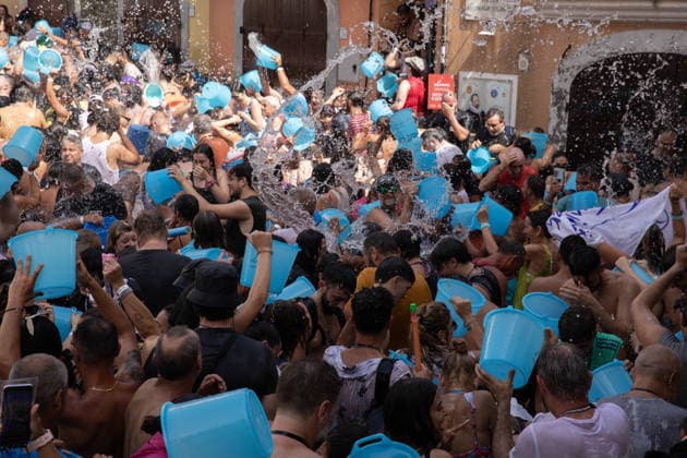 News Themen der Woche KW29 La Chiena traditional summer war with water in Italy CAMPAGNA, ITALY - JULY 19: People throw buckets of water at each other during the event called La Chiena , one of the most characteristic traditions of Campagna, near Salerno, Italy on July 19, 2026. During the summer, the waters of the Tenza River are diverted through an ancient artificial canal and made to flow along the streets of the historic center. This custom was born centuries ago with the aim of cleaning the streets from dust and waste. Iso Ekle Anadolu Campania Italy. Editorial use only. Please get in touch for any other usage.  Copyright: x2026xAnadoluxIsoxEklex