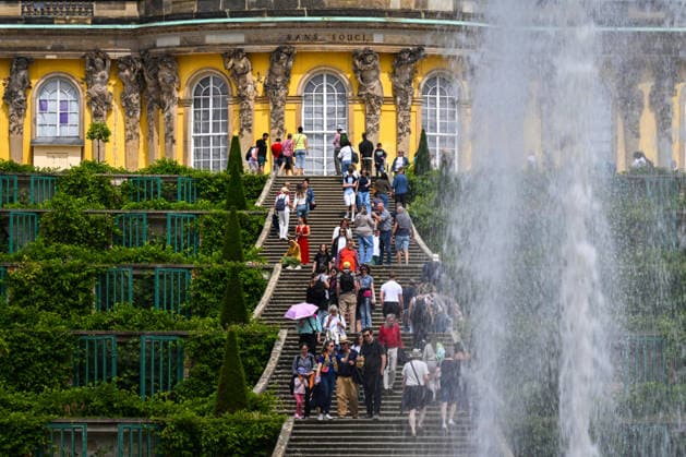 Tourismus Weltkulturerbe Architektur Ferienzeit 20.01.2026 Potsdam Landeshauptstadt Schlosspark Sanssouci Neues Palais Stiftung Preußische Schlösser und Gärten Weltkulturerbe Große Fontäne Weinberg Schloss Sanssouci Potsdam Schlosspark Sanssouci GER *** Tourism, World Heritage Site, Architecture, Vacation Season, January 20, 2026, Potsdam, State Capital, Sanssouci Palace Park, New Palace, Prussian Palaces and Gardens Foundation, World Heritage Site, Great Fountain, Vineyard, Sanssouci Palace, Potsdam, Sanssouci Palace Park, GER