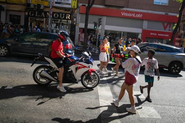 July 19, 2026, Madrid, Madrid, Spain: A couple throws water at a motorcyclist.during the Water Battle in the working-class neighborhood of Vallecas, Madrid. This celebration began in 1981 due to the high temperatures, when residents started throwing water at each other. It is also part of the festivities for the Virgen del Carmen, patron saint of sailors. Madrid Spain  - ZUMAs197 20260719_aaa_s197_136 Copyright: xDavidxCanalesx