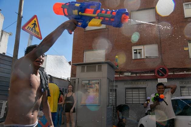 July 19, 2026, Madrid, Madrid, Spain: A man throws water with a water gun.during the Water Battle in the working-class neighborhood of Vallecas, Madrid. This celebration began in 1981 due to the high temperatures, when residents started throwing water at each other. It is also part of the festivities for the Virgen del Carmen, patron saint of sailors. Madrid Spain  - ZUMAs197 20260719_aaa_s197_129 Copyright: xDavidxCanalesx