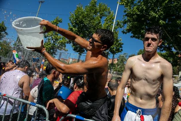 July 19, 2026, Madrid, Madrid, Spain: Participants in the Vallecas Water Battle get soaked.during the Water Battle in the working-class neighborhood of Vallecas, Madrid. This celebration began in 1981 due to the high temperatures, when residents started throwing water at each other. It is also part of the festivities for the Virgen del Carmen, patron saint of sailors. Madrid Spain - ZUMAs197 20260719_aaa_s197_132 Copyright: xDavidxCanalesx