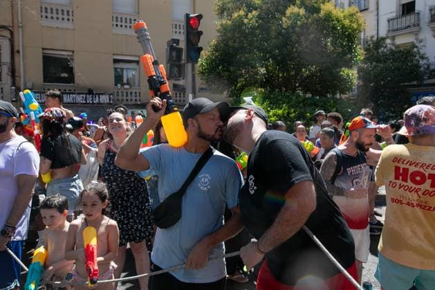 July 19, 2026, Madrid, Madrid, Spain: A couple kisses.during the Water Battle in the working-class neighborhood of Vallecas, Madrid. This celebration began in 1981 due to the high temperatures, when residents started throwing water at each other. It is also part of the festivities for the Virgen del Carmen, patron saint of sailors. Madrid Spain - ZUMAs197 20260719_aaa_s197_137 Copyright: xDavidxCanalesx