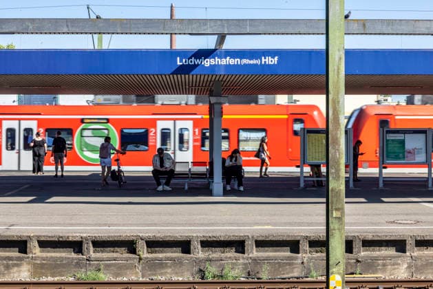 Hauptbahnhof Ludwigshafen am Rhein. Außenansicht mit Bahnsteig und Brückenpfeiler. Darüber führen Straßen für den Straßenverkehr. 09.07.2026, Ludwigshafen am Rhein, Rheinland-Pfalz, Deutschland *** Ludwigshafen am Rhein Central Station: Exterior view showing the platform and bridge piers. Roads for vehicular traffic pass over it. July 9, 2026, Ludwigshafen am Rhein, Rhineland-Palatinate, Germany
