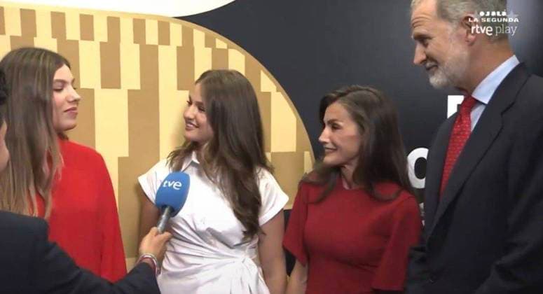 Screenshot 19 July 2026, United States, East Rutherford: Soccer, Men, 2026 World Cup, Final, Spain vs. Argentina, New York-New Jersey Stadium in East Rutherford; King Felipe VI and Queen Letizia of Spain and Princess Leonor and Princess Sofia wave to the crowd from the stands. Cordon Press 