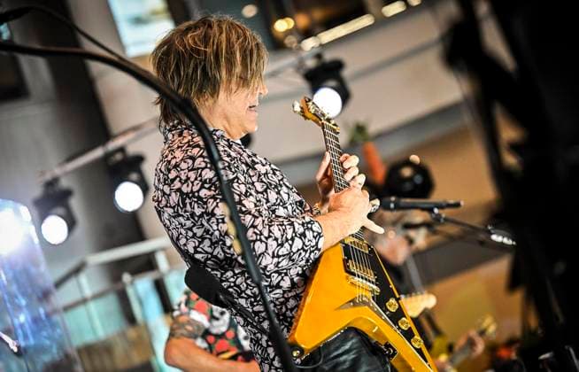 Benefizkonzert im Möbelhaus XXXLutz , Peter Maffay gibt ein Konzert und Nelson Müller kocht in der Küchenabteilung. Sämtliche Einnahmen spendet XXXLutz je zur Hälfte an die Peter Maffay Stiftung und die Aktion Immer Satt des Kinder- und Jugendtisch e.V. ** NUR FÜR REDAKTIONELLE ZWECKE ** EDITORIAL USE ONLY **<p>Gitarrist Peter Keller am Sonntag, dem 19 07 2026. Benefizkonzert im Möbelhaus XXXLutz , Peter Maffay gibt ein Konzert und Nelson Müller kocht in der Küchenabteilung. Sämtliche Einnahmen spendet XXXLutz je zur Hälfte an die Peter Maffay Stiftung und die Aktion Immer Satt des Kinder- und Jugendtisch e.V. Deutschland NRW Essen Copyright: KerstinxKokoska *** Charity concert at the XXXLutz furniture store; Pet Copyright: KerstinxKokoska doc86sdzludec262596a6d ,EDITORIAL USE ONLY