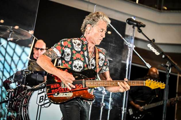 Benefizkonzert im Möbelhaus XXXLutz , Peter Maffay gibt ein Konzert und Nelson Müller kocht in der Küchenabteilung. Sämtliche Einnahmen spendet XXXLutz je zur Hälfte an die Peter Maffay Stiftung und die Aktion Immer Satt des Kinder- und Jugendtisch e.V. ** NUR FÜR REDAKTIONELLE ZWECKE ** EDITORIAL USE ONLY **<p>Peter Maffay und Band auf der Bühne am Sonntag, dem 19 07 2026. Benefizkonzert im Möbelhaus XXXLutz , Peter Maffay gibt ein Konzert und Nelson Müller kocht in der Küchenabteilung. Sämtliche Einnahmen spendet XXXLutz je zur Hälfte an die Peter Maffay Stiftung und die Aktion Immer Satt des Kinder- und Jugendtisch e.V. Deutschland NRW Essen Copyright: KerstinxKokoska *** Charity concert at the XXXLutz furnit Copyright: KerstinxKokoska doc86sdzm14mds1k3rkcriq ,EDITORIAL USE ONLY