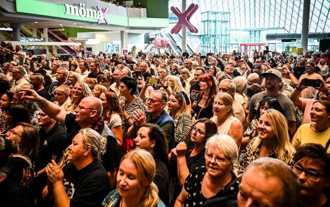Benefizkonzert im Möbelhaus XXXLutz , Peter Maffay gibt ein Konzert und Nelson Müller kocht in der Küchenabteilung. Sämtliche Einnahmen spendet XXXLutz je zur Hälfte an die Peter Maffay Stiftung und die Aktion Immer Satt des Kinder- und Jugendtisch e.V. ** NUR FÜR REDAKTIONELLE ZWECKE ** EDITORIAL USE ONLY **<p>Fans feiern Peter Maffay im Möbelhaus am Sonntag, dem 19 07 2026. Benefizkonzert im Möbelhaus XXXLutz , Peter Maffay gibt ein Konzert und Nelson Müller kocht in der Küchenabteilung. Sämtliche Einnahmen spendet XXXLutz je zur Hälfte an die Peter Maffay Stiftung und die Aktion Immer Satt des Kinder- und Jugendtisch e.V. Deutschland NRW Essen Copyright: KerstinxKokoska *** Charity concert at the XXXLutz furn Copyright: KerstinxKokoska doc86se0h66phcga3bk7us ,EDITORIAL USE ONLY