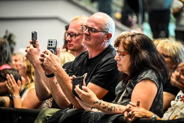 Benefizkonzert im Möbelhaus XXXLutz , Peter Maffay gibt ein Konzert und Nelson Müller kocht in der Küchenabteilung. Sämtliche Einnahmen spendet XXXLutz je zur Hälfte an die Peter Maffay Stiftung und die Aktion Immer Satt des Kinder- und Jugendtisch e.V. ** NUR FÜR REDAKTIONELLE ZWECKE ** EDITORIAL USE ONLY **<p>Fans feiern Peter Maffay im Möbelhaus am Sonntag, dem 19 07 2026. Benefizkonzert im Möbelhaus XXXLutz , Peter Maffay gibt ein Konzert und Nelson Müller kocht in der Küchenabteilung. Sämtliche Einnahmen spendet XXXLutz je zur Hälfte an die Peter Maffay Stiftung und die Aktion Immer Satt des Kinder- und Jugendtisch e.V. Deutschland NRW Essen Copyright: KerstinxKokoska *** Charity concert at the XXXLutz furn Copyright: KerstinxKokoska doc86se0i3y24217s3ora6d ,EDITORIAL USE ONLY