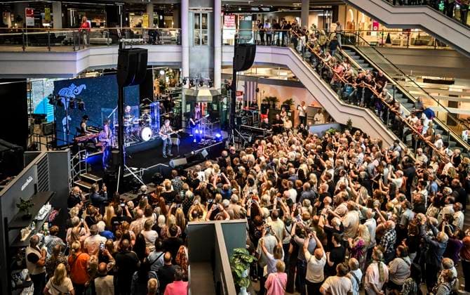 Benefizkonzert im Möbelhaus XXXLutz , Peter Maffay gibt ein Konzert und Nelson Müller kocht in der Küchenabteilung. Sämtliche Einnahmen spendet XXXLutz je zur Hälfte an die Peter Maffay Stiftung und die Aktion Immer Satt des Kinder- und Jugendtisch e.V. ** NUR FÜR REDAKTIONELLE ZWECKE ** EDITORIAL USE ONLY **<p>Fans feiern Peter Maffay im Möbelhaus am Sonntag, dem 19 07 2026. Benefizkonzert im Möbelhaus XXXLutz , Peter Maffay gibt ein Konzert und Nelson Müller kocht in der Küchenabteilung. Sämtliche Einnahmen spendet XXXLutz je zur Hälfte an die Peter Maffay Stiftung und die Aktion Immer Satt des Kinder- und Jugendtisch e.V. Deutschland NRW Essen Copyright: KerstinxKokoska *** Charity concert at the XXXLutz furn Copyright: KerstinxKokoska doc86se0i8mes01ei3ri1cfk ,EDITORIAL USE ONLY
