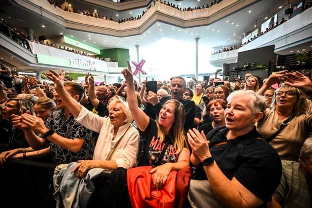 Benefizkonzert im Möbelhaus XXXLutz , Peter Maffay gibt ein Konzert und Nelson Müller kocht in der Küchenabteilung. Sämtliche Einnahmen spendet XXXLutz je zur Hälfte an die Peter Maffay Stiftung und die Aktion Immer Satt des Kinder- und Jugendtisch e.V. ** NUR FÜR REDAKTIONELLE ZWECKE ** EDITORIAL USE ONLY **<p>Fans feiern Peter Maffay im Möbelhaus am Sonntag, dem 19 07 2026. Benefizkonzert im Möbelhaus XXXLutz , Peter Maffay gibt ein Konzert und Nelson Müller kocht in der Küchenabteilung. Sämtliche Einnahmen spendet XXXLutz je zur Hälfte an die Peter Maffay Stiftung und die Aktion Immer Satt des Kinder- und Jugendtisch e.V. Deutschland NRW Essen Copyright: KerstinxKokoska *** Charity concert at the XXXLutz furn Copyright: KerstinxKokoska doc86sdzmj3e2f2jzyqrfv ,EDITORIAL USE ONLY