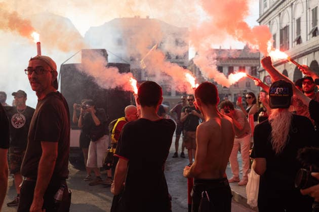 News - Genoa G8 25th anniversary protest Genoa, July 19, 2026, protesters light flares in memory of Carlo Giuliani Genoa City centre Italy Copyright: xMattiaxDavidxRinaldix xLiveMediax LPN_2573706