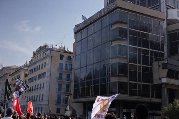 News - Genoa G8 25th anniversary protest Genoa, July 19, 2026, protesters launch fireworks on the Confindustria headquarters in Genoa Genoa City centre Italy Copyright: xMattiaxDavidxRinaldix xLiveMediax LPN_2573722