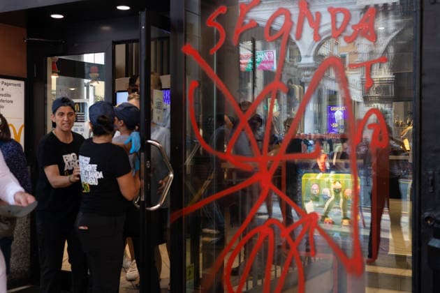 News - Genoa G8 25th anniversary protest Genoa, July 19, 2026, McDonald s window smeared with the writing SFONDATA (broken) Genoa City centre Italy Copyright: xMattiaxDavidxRinaldix xLiveMediax LPN_2573726
