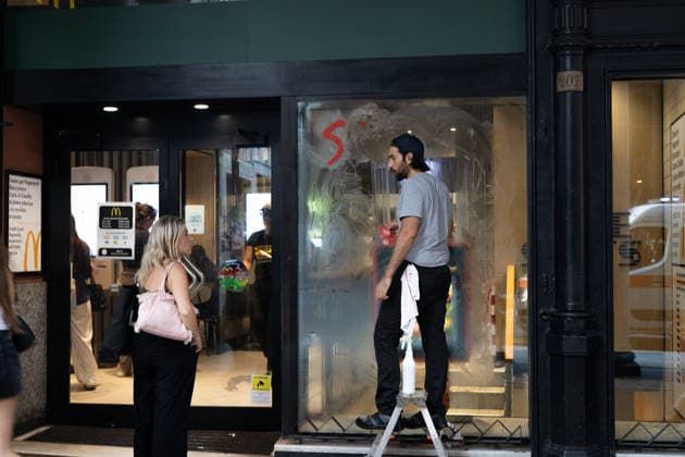 News - Genoa G8 25th anniversary protest Genoa, July 19, 2026, McDonald s employee cleans the smeared window Genoa City centre Italy Copyright: xMattiaxDavidxRinaldix xLiveMediax LPN_2573730