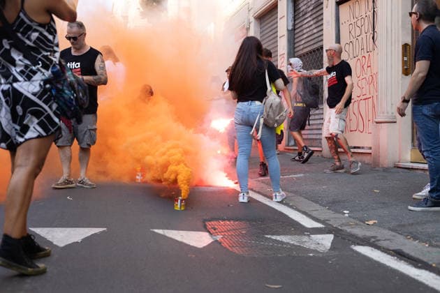 News - Genoa G8 25th anniversary protest Genoa, July 19, 2026, protesters advance amidst the orange smoke bomb Genoa City centre Italy Copyright: xMattiaxDavidxRinaldix xLiveMediax LPN_2573732