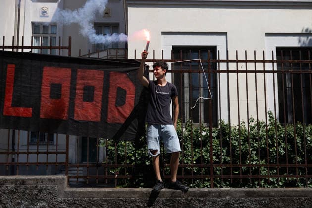 News - Genoa G8 25th anniversary protest Genoa, July 19, 2026, protester lights flares outside the Diaz school Genoa City centre Italy Copyright: xMattiaxDavidxRinaldix xLiveMediax LPN_2573733